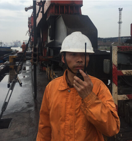 黃柏春，楊灣港務(wù)分公司裝卸工班副班長(cháng)。他工作認真、細致，有責任心。工作中，主動(dòng)排除班中的各類(lèi)安全隱患，避免事故的發(fā)生，實(shí)現班組安全生產(chǎn)無(wú)事故。  “決不把隱患交到下一班?！边@是黃柏春的一貫工作作風(fēng)。在4月中旬的一個(gè)夜班，在一條海輪卸貨作業(yè)結束后，由于裝卸的煤炭中有大量的煤矸石，料斗斗口被完全卡住，必須人工進(jìn)入料斗內進(jìn)行清理，工人在料斗中作業(yè)十分危險，身為副班長(cháng)的他主動(dòng)擔負起料斗內清理的任務(wù)。他叫來(lái)了兩位工友，與自己一起進(jìn)入料斗，在保證斗內貨物不坍塌的情況下，用手一塊塊的挖出了卡在料斗口的煤矸石，一直干到上早班的工友來(lái)接班才將斗口完全疏通好，累得他直不起腰來(lái)。  班中，他時(shí)刻留意員工的操作行為，保證員工安全無(wú)事故。4月下旬的一個(gè)白班，他們班和外務(wù)工配合進(jìn)行圓鋼卸船作業(yè)，一名新進(jìn)的外務(wù)工在掛鉤結束后站到了艙壁的里側，貨物起吊時(shí)突然晃動(dòng)起來(lái)，離新外務(wù)工3米遠的黃柏春一看不對勁，立刻起身一個(gè)快步?jīng)_到他身后將他往后一拉，只聽(tīng)“砰”一聲，圓鋼撞在了他旁邊的艙壁上，“好險啊，多虧你，不然就撞到我了?！蓖鈩?wù)工驚恐地說(shuō)。 “你不能站在里側，很危險，工作時(shí)得處處小心?！秉S柏春拉著(zhù)這位外務(wù)工的手臂厲聲地說(shuō)。黃柏春就是這樣，班中時(shí)刻留意著(zhù)每位員工的操作行為，守護著(zhù)每位員工的生命安全，讓班組員工高高興興上班，安安全全回家。  “檢查一下勞保用品佩戴好沒(méi)有”。這是黃柏春每天上班時(shí)必說(shuō)的一句話(huà)。一次，班里有位員工在江船清艙作業(yè)時(shí)救生衣未穿，黃柏春知道后狠狠地批評了他，對他說(shuō)：“臨水作業(yè)不穿救生衣，就是對自己不負責，要是出了事，后悔也來(lái)不及?！? 擔任副班長(cháng)一年多以來(lái)，黃柏春時(shí)刻把班組安全工作當作頭等大事，是班組員工的安全守護人。他班前注重安全檢查，排除隱患，班中時(shí)刻留心員工操作行為，發(fā)現問(wèn)題，及時(shí)處理，保證班組員工在安全環(huán)境下作業(yè)，避免了事故的發(fā)生，為班組員工撐起一把“安全傘”。